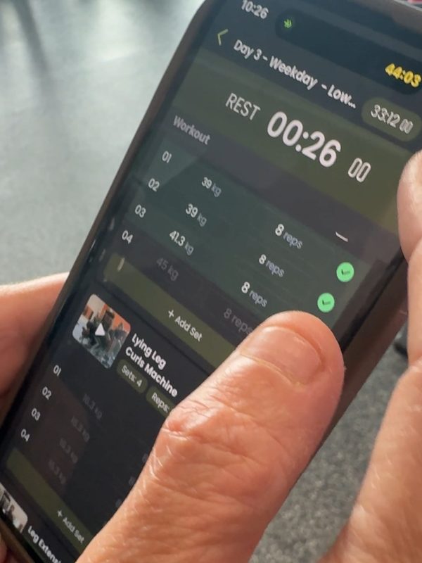 Logging sets and reps with the rest timer in the app
